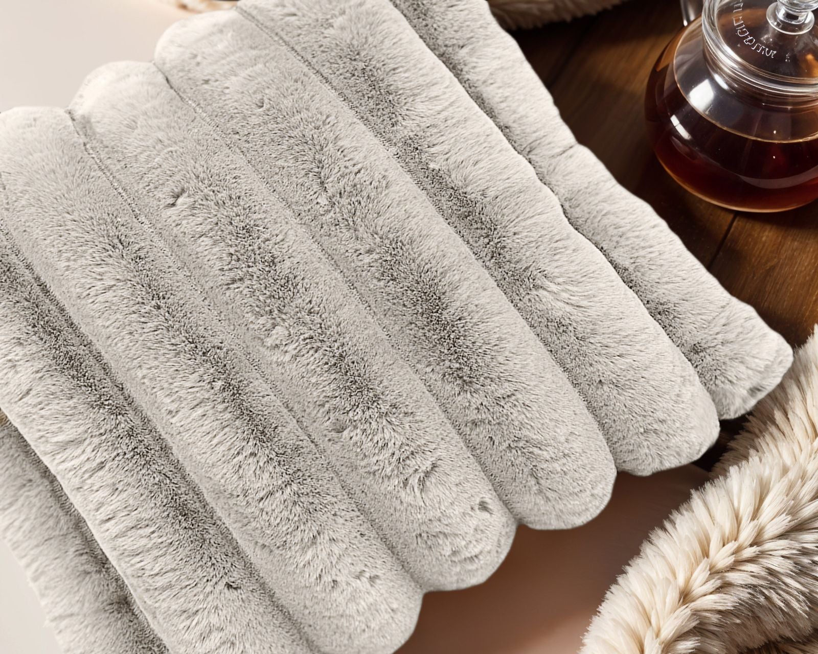 NordDream Rib Rabbit Fur koristetyyny ecru 50x50 uurrettu