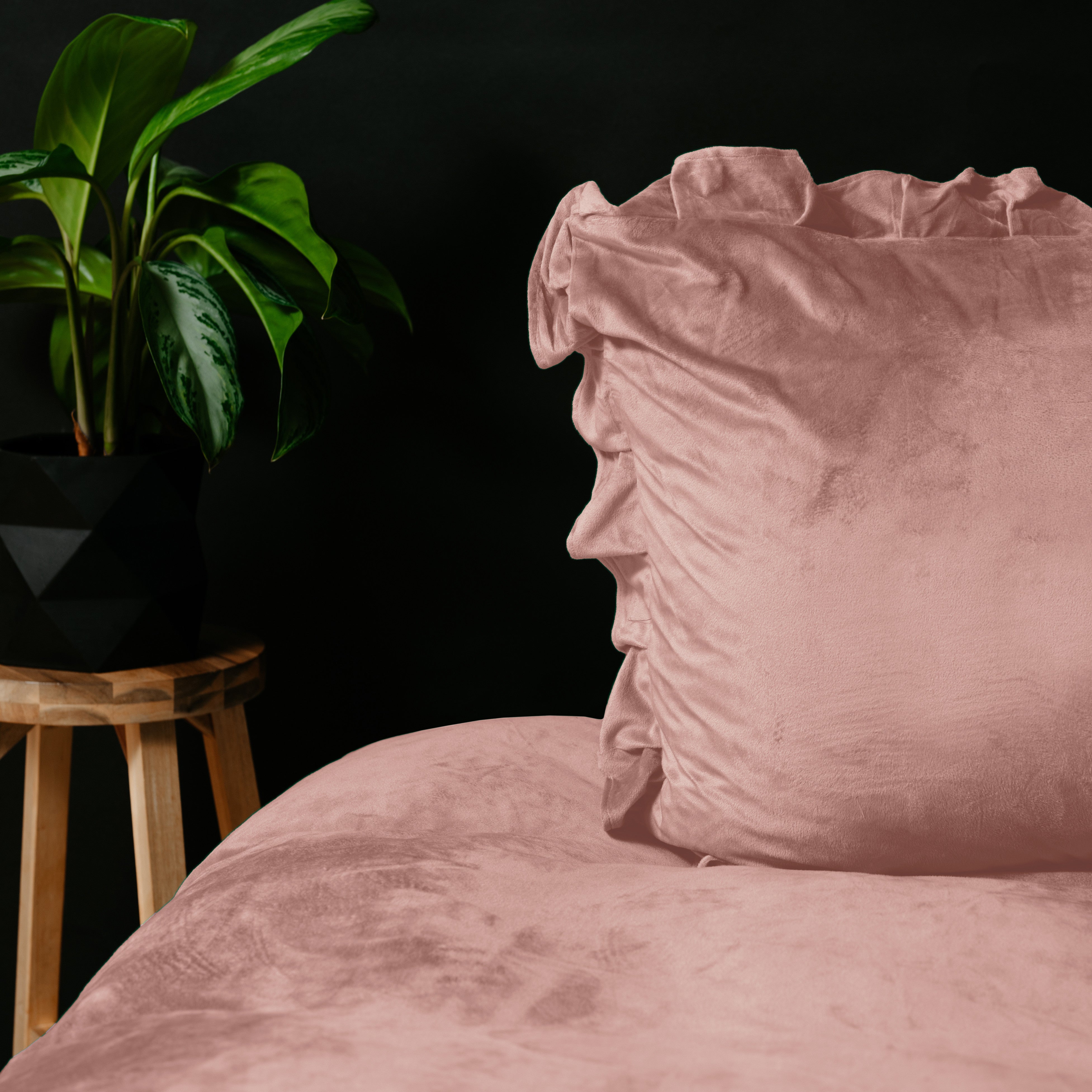 NordDream Velvet Ruffles pussilakana 140x220 vanha roosa sametti