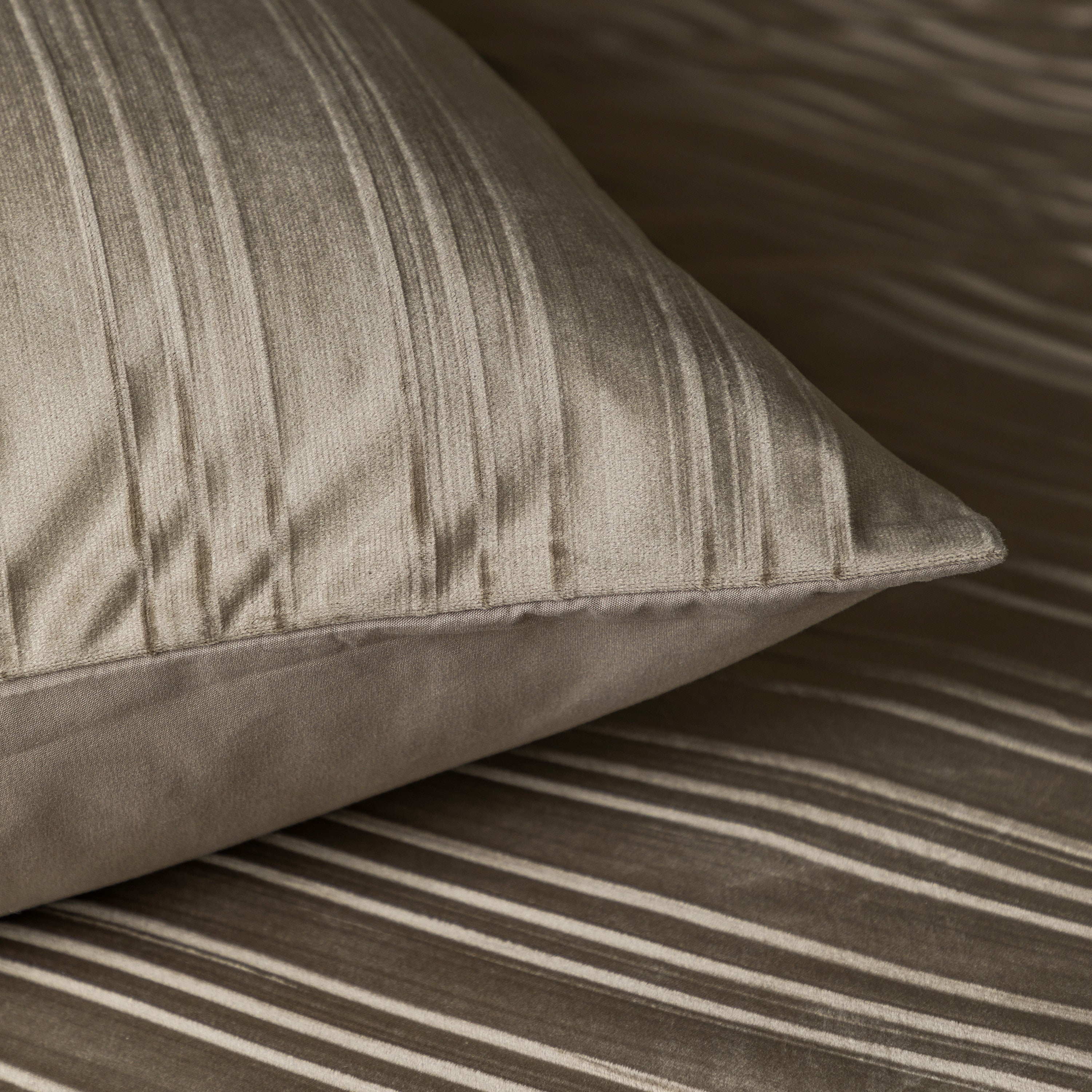 NordDream Velvet Lining pussilakana taupe 200x200/220 cm sametti
