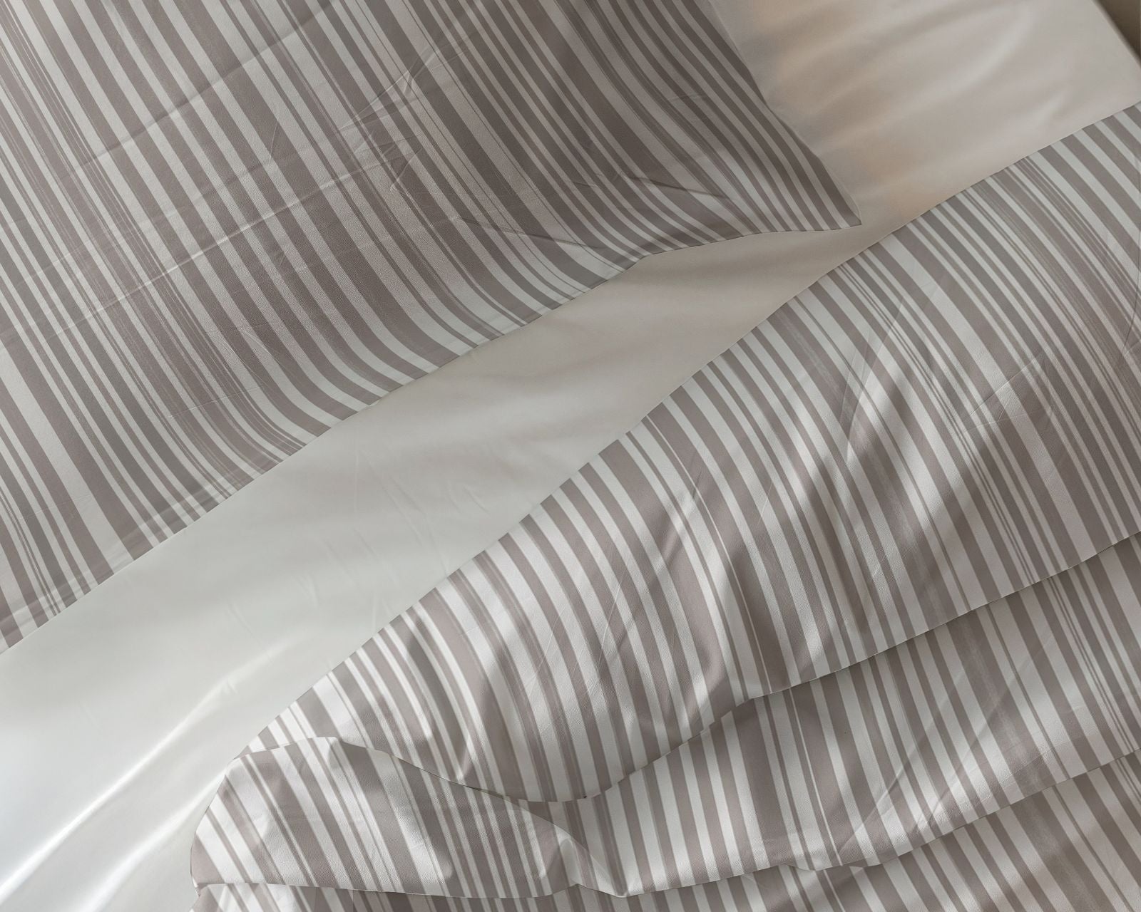 NordDream Pure Pinstripe pussilakana 200x220 taupe puuvilla