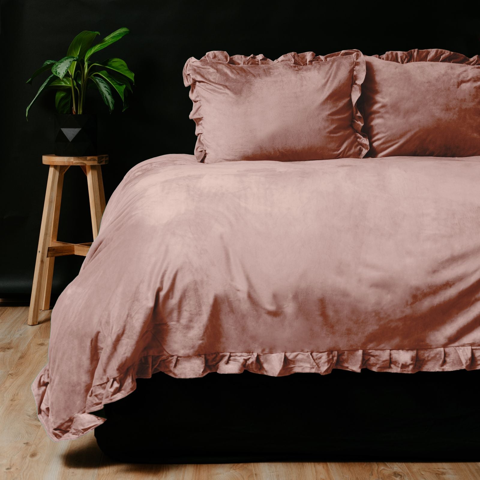 NordDream Velvet Ruffles pussilakana 140x220 vanha roosa sametti