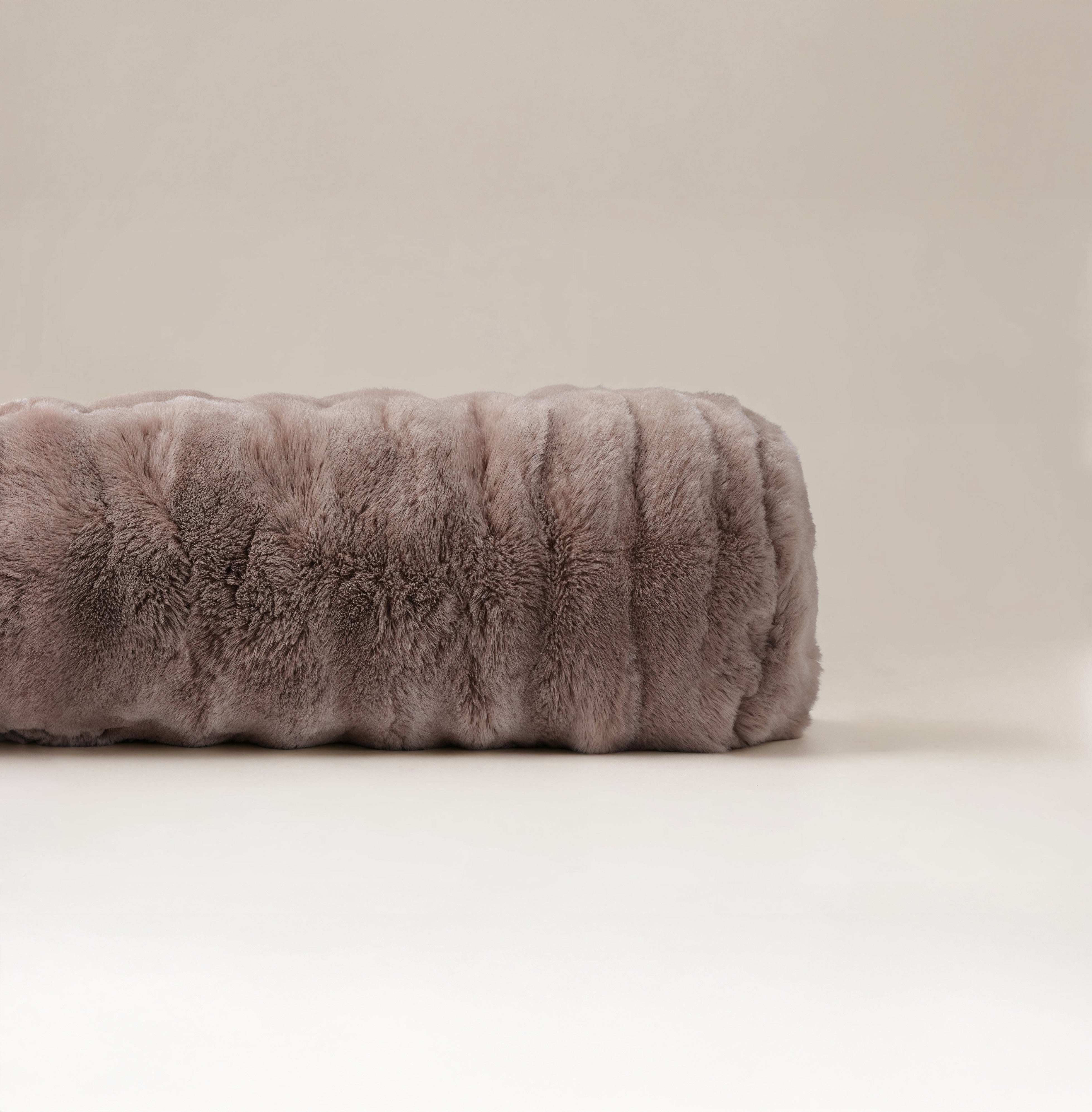 NordDream Bodypillow Pompom vartalotyyny tekoturkis taupe 140x20 cm